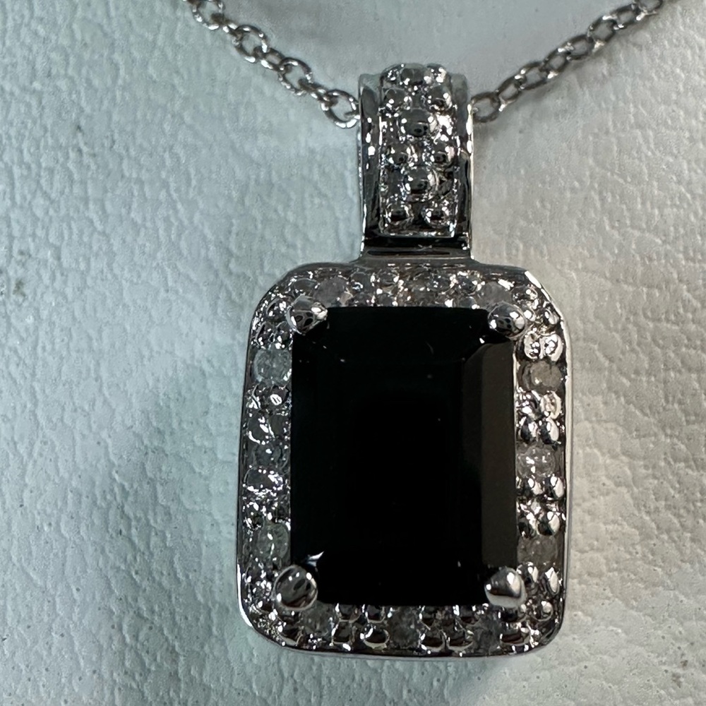 Sterling Silver 1/10 CT TW Diamond Onyx necklace